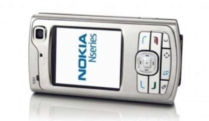 Detailní fotografie mobilního přístroje Nokia N80