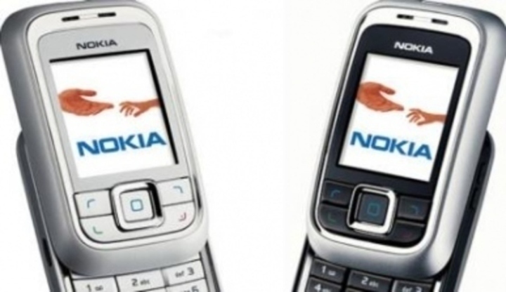 Fotografie mobilního telefonu Nokia 6111 ve stříbrném a černém provedení