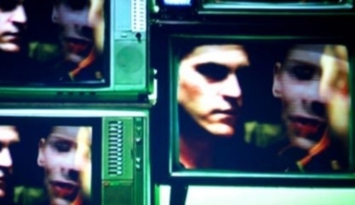 Snímek zachycující televizní obrazovky