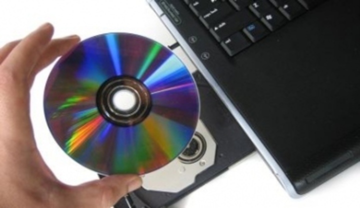 Fotografie CD disku při vkládání do notebooku
