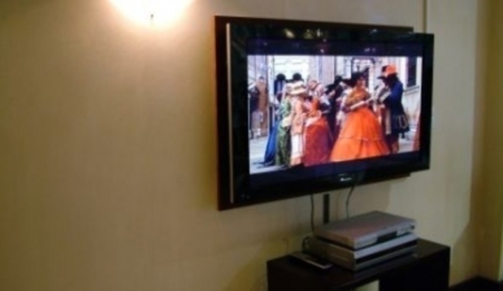 Fotografie LCD televize pověšené na stěně