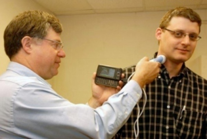 Fotografie testování mobilu s ultrazvukem