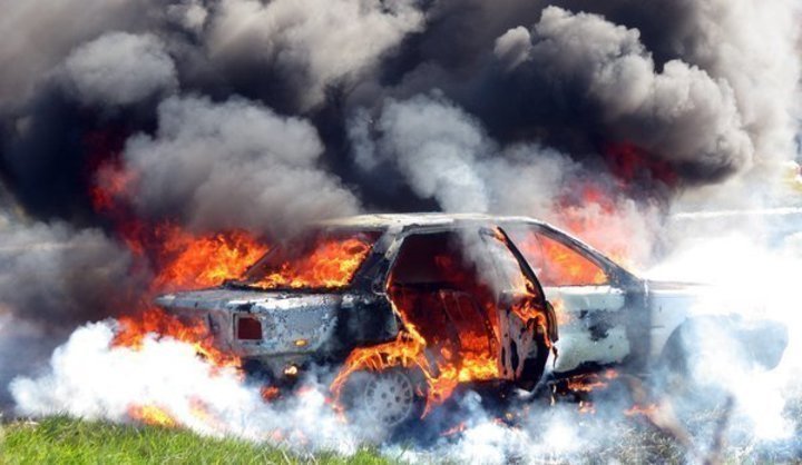 Snímek zachycující hořící osobní automobil