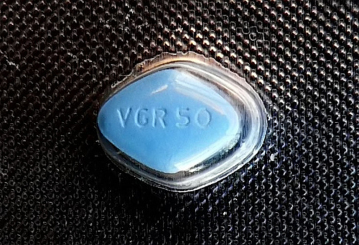 Detailní záběr na pilulku Viagry