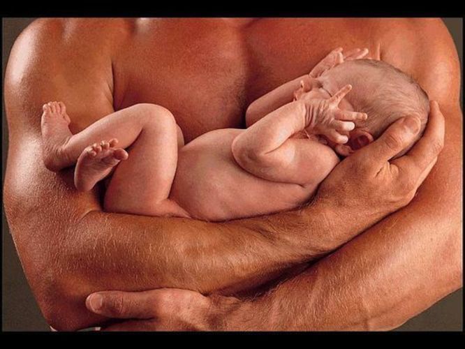 Fotografie muže držící malé dítě v náruči