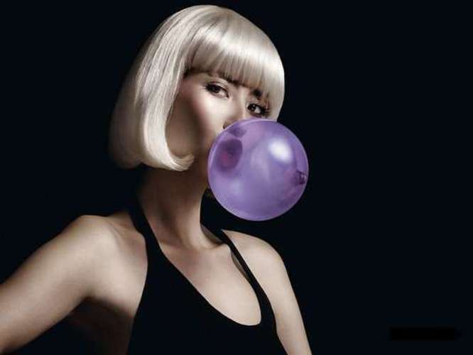 Fotografie blonďaté modelky s fialovou bublinou