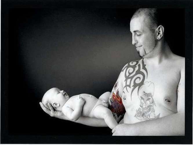 Černobílá fotografie muže, který drží v ruce malé dítě