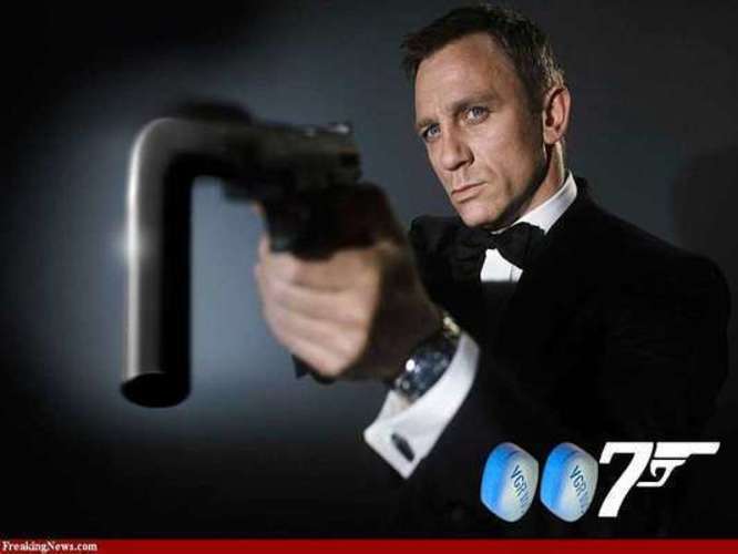 Anglický herec Daniel Craig jako postava ve filmu James Bond 007