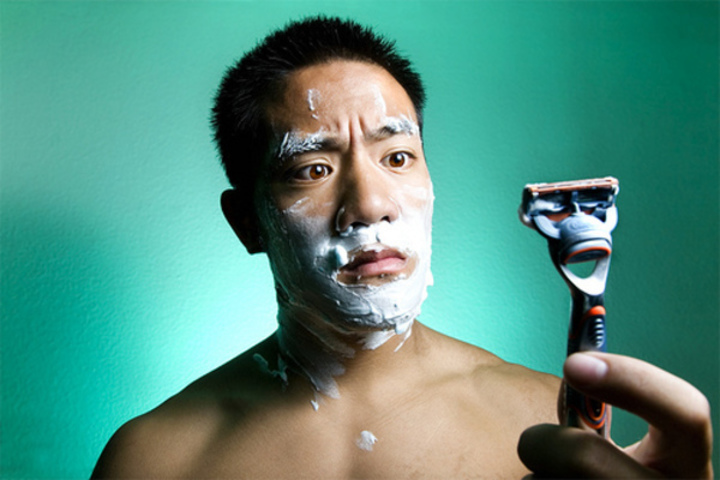 Fotografie muže při holení strojkem