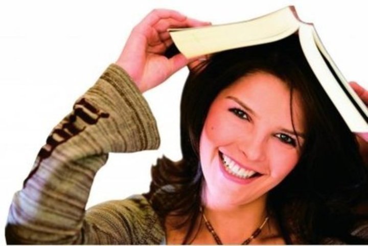 Fotografie ženy s knihou na hlavě