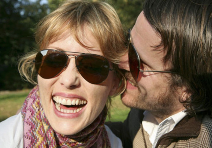 Fotografie páru, kdy muž líbí ženě ucho