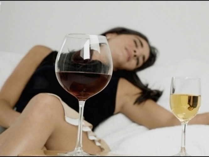Fotografie ženy se sklenicemi vína