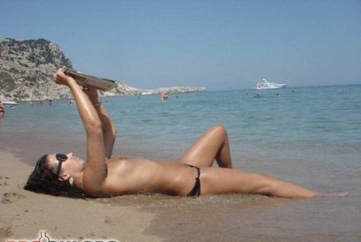 Fotografie ženy ležící na pláži