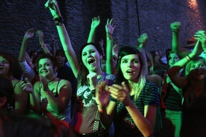 Fotografie zachycující rozvášněný dav při koncertě