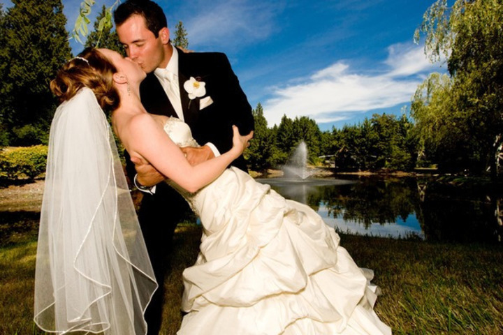 Snímek zachycující novomanželský polibek se záklonem nevěsty