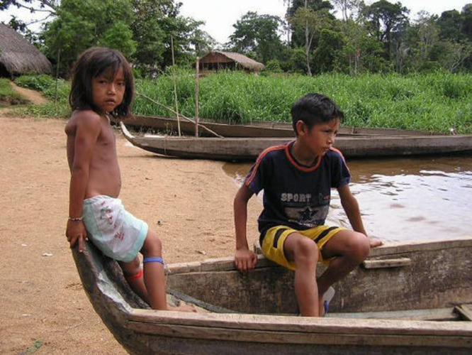Děti zachycené na loďce v Thajsku