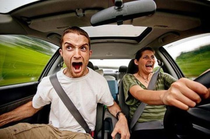 Fotografie zachycující dva muže při jízdě automobilem