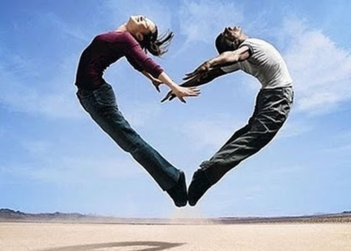Fotografie zachycující skok dvou lidí do tvaru srdce