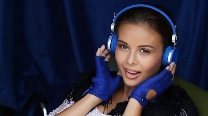 Zpěvačka Monika Bagárová při focení se sluchátky na uších