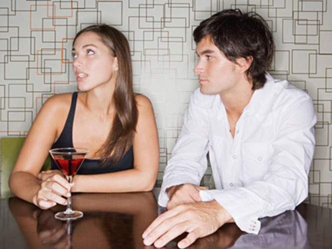 Fotografie páru, který sedí v baru