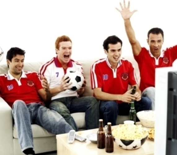 Fotografie fotbalových fanoušků při sledování zápasu