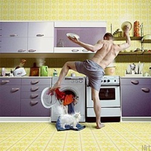 Fotografie muže zachyceného při domácích pracech