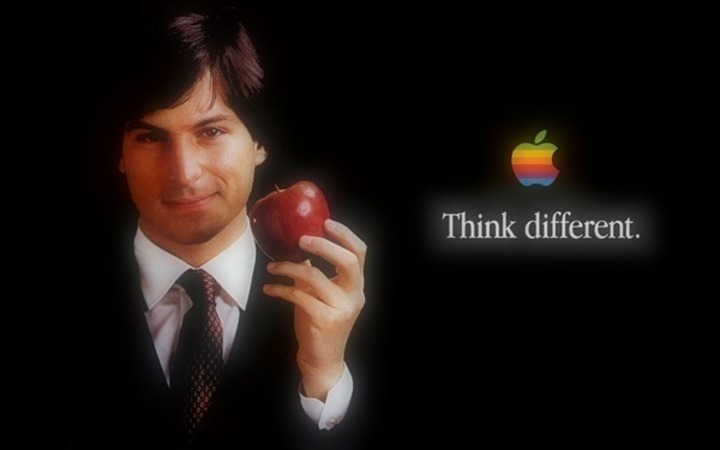 Fotografie muže v obleku, držící v ruce jablko