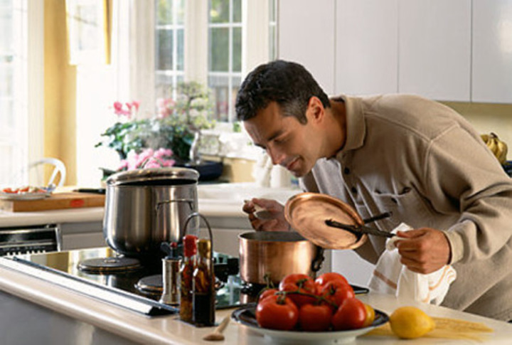 Fotografie muže, který vaří v kuchyni