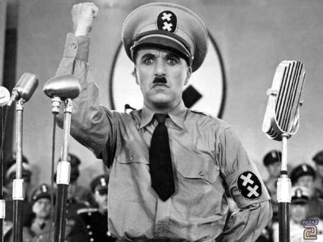 Černobílý snímek z filmu znázorňující Adolfa Hitlera
