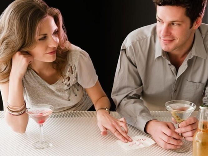 Fotografie zachycující pár v baru na skleničce
