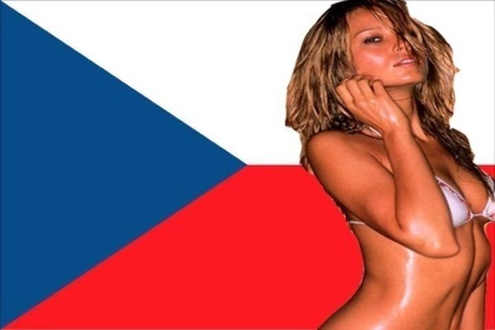 Fotografie nahé ženy s vlajkou za zády