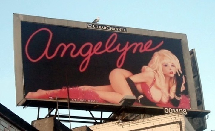 Angelyne v sexy prádle na billboardu