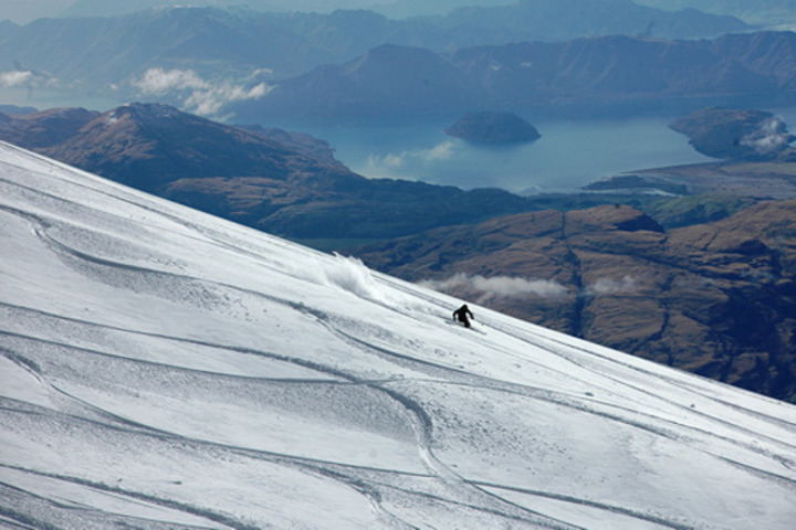 Fotografie zachycující zimní horský svah