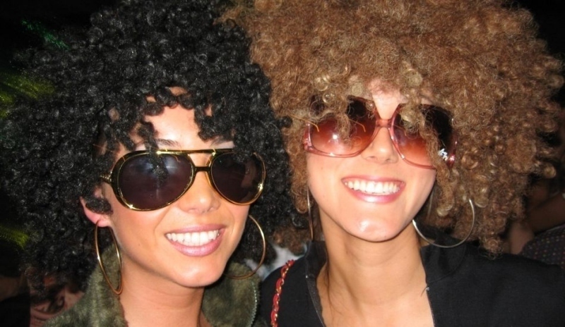 Dvě usmívající se ženy ve slunečních brýlích