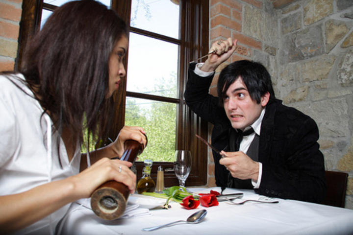 Detailní záběr na hádající se milenecký pár v restauraci