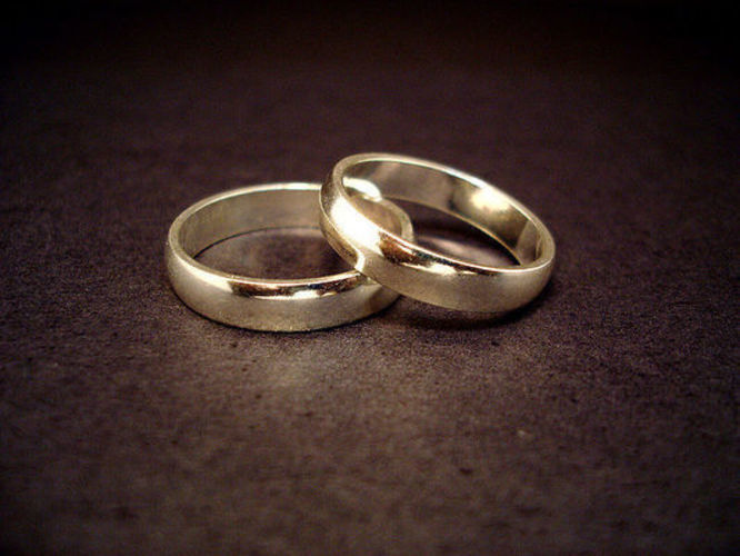 Fotografie zobrazující zásnubní prsteny