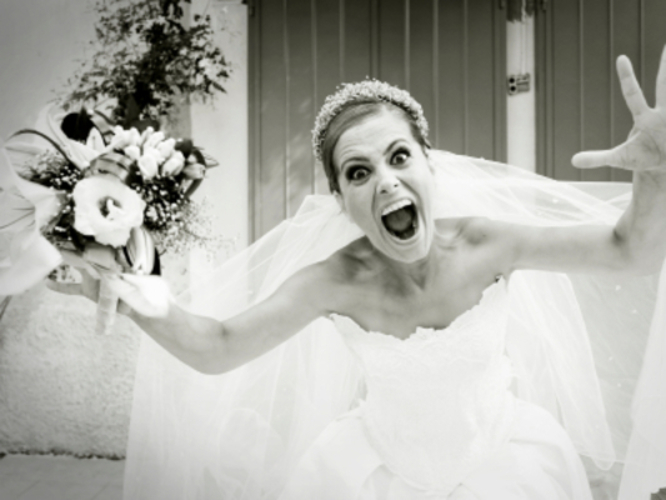 Černobílá fotografie nevěsty