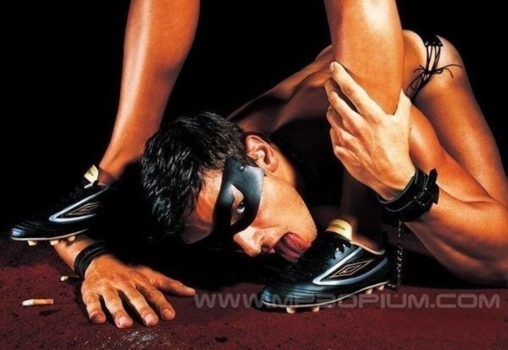 Fotografie muže ležícího na zemi při sadomasochistických hrách
