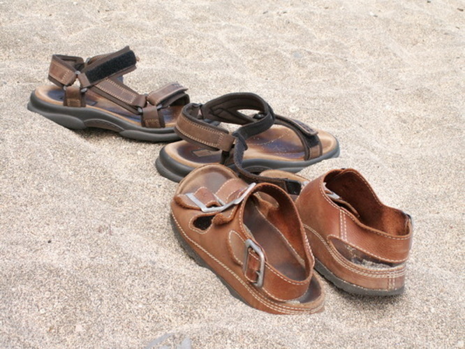 Fotografie dvou pánských letních sandálů
