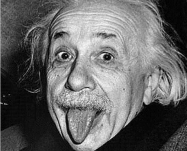 Černobílá fotografie fyzika Alberta Einsteina při vyplazování jazyka
