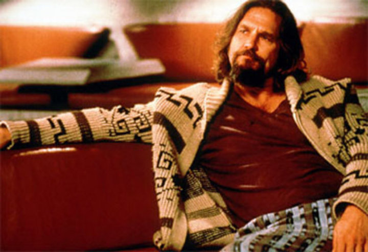 Herec Jeff Bridges sedící na pohovce