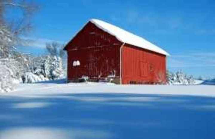 Fotografie zachycují dřevěný dům v zimě