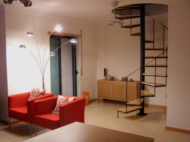Fotografie moderního bytu s točitým schodištěm