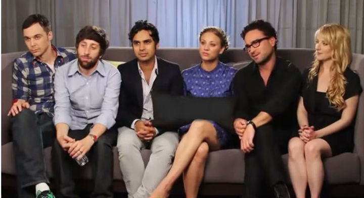 Fotografie hlavních protagonistů amerického seriálu The Big Bang Theory