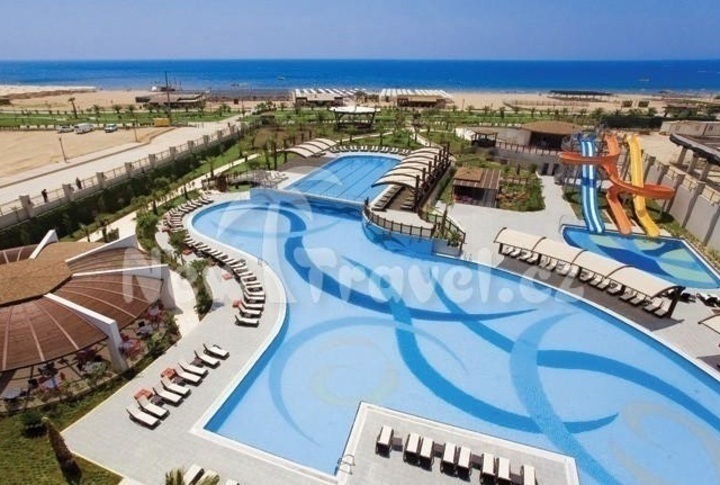 Fotografie hotelového bazénu v Turecku