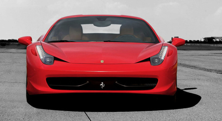 Osobní automobil značky Ferrari v červené barve