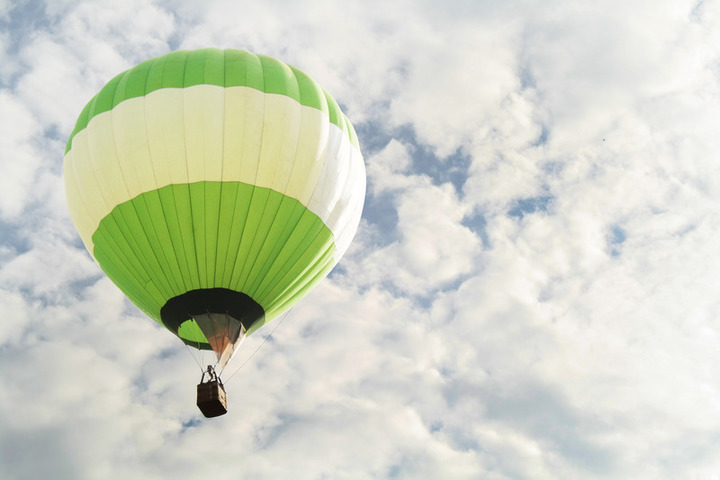 Fotografie zelenobílého horkovzdušného balónu