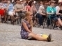 Fotografie ženy, která sedí na zemi