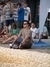 Fotografie muže, který sedí v jogínské poloze
