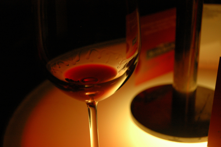 Téměř prázdná sklenice s červeným vínem